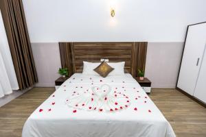 Postel nebo postele na pokoji v ubytování PHÚ QUÝ HOTEL near ĐÔNG KINH MARKET