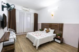 Postel nebo postele na pokoji v ubytování PHÚ QUÝ HOTEL near ĐÔNG KINH MARKET