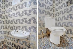 twee foto's van een badkamer met toilet en wastafel bij OYO LIFE 92077 Tarlo Guest House 3 in Pradahkalikendal