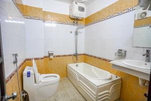 Koupelna v ubytování PHÚ QUÝ HOTEL near ĐÔNG KINH MARKET