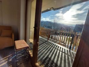 balcón con puerta corredera de cristal y vistas en Topór Apartament widokowy z placem zabaw en Kościelisko