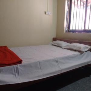 Una cama o camas en una habitación de Coco Beach Gokarna