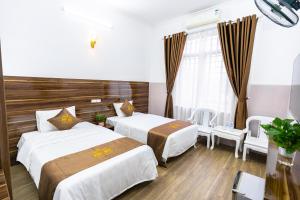 Postel nebo postele na pokoji v ubytování PHÚ QUÝ HOTEL near ĐÔNG KINH MARKET