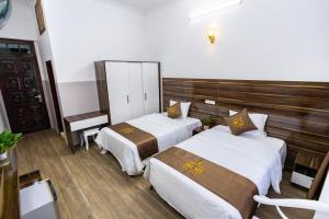 Postel nebo postele na pokoji v ubytování PHÚ QUÝ HOTEL near ĐÔNG KINH MARKET