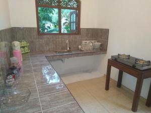 baño con lavabo, mesa y ventana en Sahani Villa en Aluthgama
