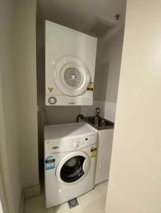 Waschmaschine und Trockner in einem kleinen Zimmer in der Unterkunft CBD 1BED/POOL/GYM/SAUNA/ - CLOSE TO EVERYTHING! in Brisbane