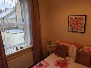 um quarto com uma cama e uma janela em Mariners Rest em Morpeth