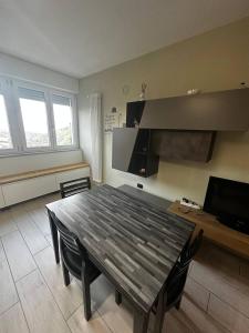 comedor con mesa de madera y sillas en A casa di Rosa, en Tricarico