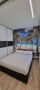 クーネオにあるIO E TE bed and breakfast Appartamentoのビーチの景色を望むベッドルーム1室(ベッド1台付)