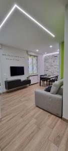 A television and/or entertainment centre at IO E TE bed and breakfast Appartamento