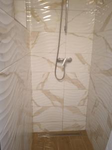 una doccia con porta in vetro in bagno di Ubytovani u Nadii a Železný Brod