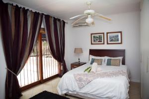 sypialnia z łóżkiem i oknem w obiekcie Mamma Mia House w mieście Sandton