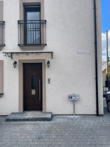 una señal frente a un edificio con una puerta en Luxury Loft, en Kaunas 12 fotos más