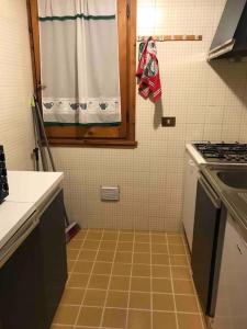 a small kitchen with a sink and a stove at appartamento incantevole con camino in Rocca di Mezzo