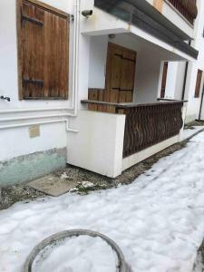 un cortile coperto di neve accanto a una casa di appartamento incantevole con camino a Rocca di Mezzo