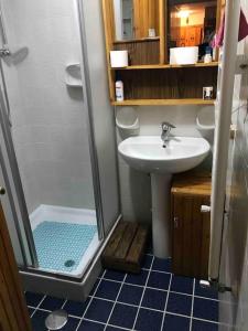 a bathroom with a sink and a shower with a sink at appartamento incantevole con camino in Rocca di Mezzo