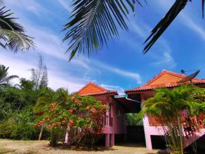 ชมจันทร์รีสอร์ท ไชยา Chomjan resort外面的花园