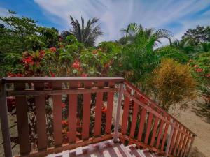 ชมจันทร์รีสอร์ท ไชยา Chomjan resort外面的花园