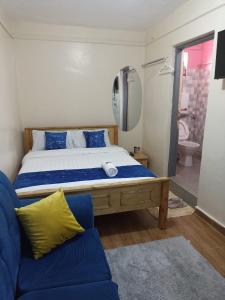 Postel nebo postele na pokoji v ubytování Essie towers accomodation