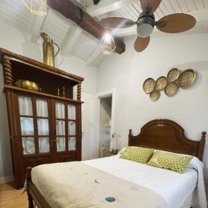 um quarto com uma cama e uma ventoinha de tecto em Agroturismo Ibarra em Amorebieta-Echano