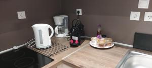 eine Küchentheke mit einer Kaffeemaschine auf einem Wäscheständer in der Unterkunft Aphrodite goddess in Artemida