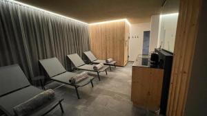 サン・ロレンツォ・ディ・セバートにあるResidence Tantalusのリビングルーム(椅子3脚、テレビ付)