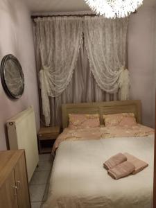 Postel nebo postele na pokoji v ubytování Poly's cozy home