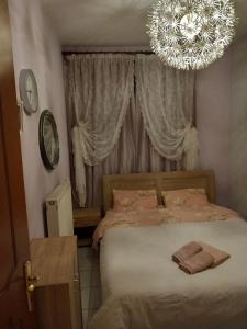 Postel nebo postele na pokoji v ubytování Poly's cozy home