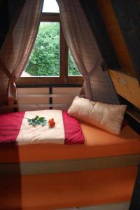 a bed in a small room with a window at Ferienhaus Bergblick am See in Waldkirchen