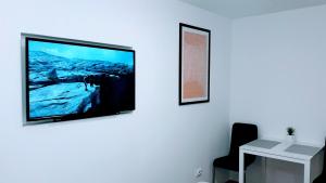 sala de estar con TV de pantalla plana en la pared en Studio Apartment Nani Centar en Split