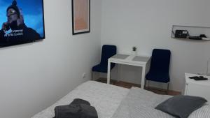 1 dormitorio con 2 camas y 1 mesa con 2 sillas en Studio Apartment Nani Centar en Split