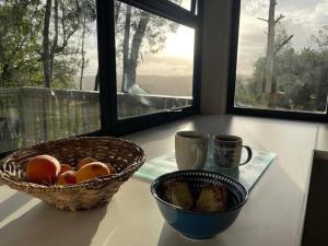 una mesa con dos cestas de huevos y dos tazas en Vredenbosch Hoekwil, en Wilderness