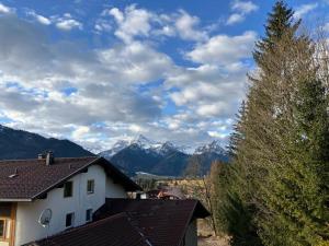 een uitzicht op de bergen vanuit een huis bij Ferienwohnung Erika Masuck in Grän