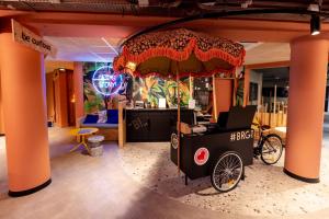 um carrinho de comida com uma bicicleta num quarto em Birgit Hôtel Le Havre Centre em Le Havre