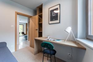 een slaapkamer met een bureau met een groene stoel bij Apartamenty EverySky - Kilińskiego 8 in Szklarska Poręba +18 foto's
