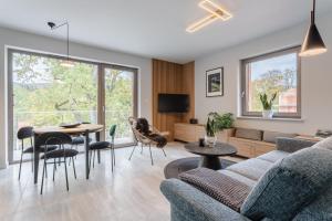 een woonkamer met een bank en een tafel bij Apartamenty EverySky - Kilińskiego 8 in Szklarska Poręba