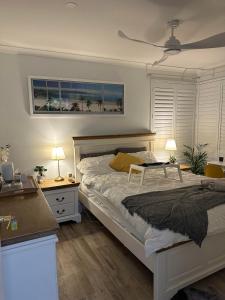 1 dormitorio con 1 cama y escritorio con 2 lámparas en Paradise Escape On The Lake, en Perth