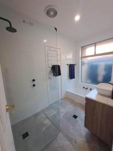 y baño con ducha, aseo y lavamanos. en Paradise Escape On The Lake, en Perth