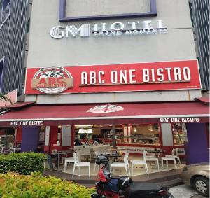 un restaurant avec une moto garée devant. dans l'établissement GM Grand Moments Bandar Sunway, à Petaling Jaya