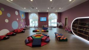 O clube infantil de Luxury Apartment by the Sea with Amazing Amenities at Pearl Qatar