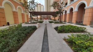 Um jardim no exterior de Luxury Apartment by the Sea with Amazing Amenities at Pearl Qatar