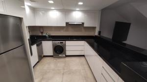A cozinha ou kitchenette de Luxury Apartment by the Sea with Amazing Amenities at Pearl Qatar