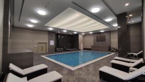 A piscina em ou perto de Luxury Apartment by the Sea with Amazing Amenities at Pearl Qatar