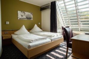 Postel nebo postele na pokoji v ubytování Hotel Burg Kerpen