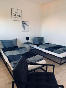 dos camas sentadas una al lado de la otra en una habitación en cozy Apartment in Cottbus Work 2 en Cottbus