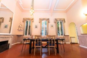 ein Esszimmer mit einem Tisch und Stühlen in der Unterkunft Anna-Maria : Grand appartement 10 personnes+parking privé -Actif+ Location- in Marseille