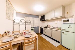 Кухня или мини-кухня в Ebisu Nishi Rental House - Vacation STAY 8656
