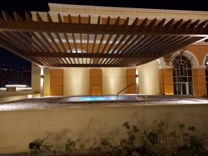 A piscina em ou perto de Luxury Apartment by the Sea with Amazing Amenities at Pearl Qatar