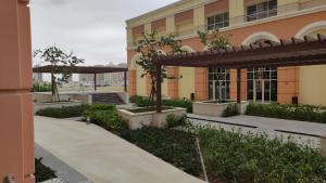 Um jardim no exterior de Luxury Apartment by the Sea with Amazing Amenities at Pearl Qatar