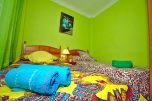 1 dormitorio con 2 camas y toalla azul en CLEOPATRA APARTMENT, en Alicante 13 fotos más